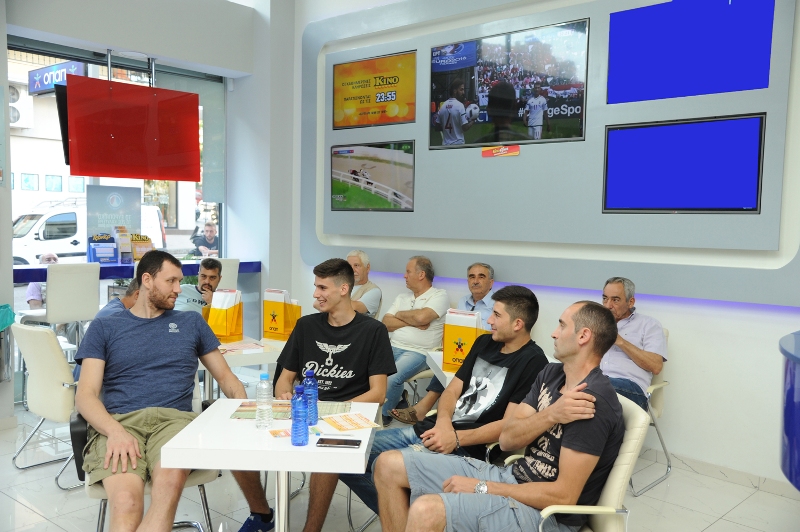 H oμάδα μπάσκετ της ΑΕΚ σε πρακτορείο ΟΠΑΠ - Media