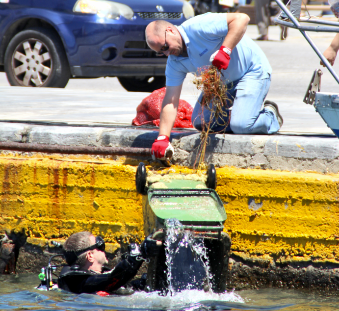 Οι «Υδροναύτες» καθάρισαν το λιμάνι της Τήνου - Media