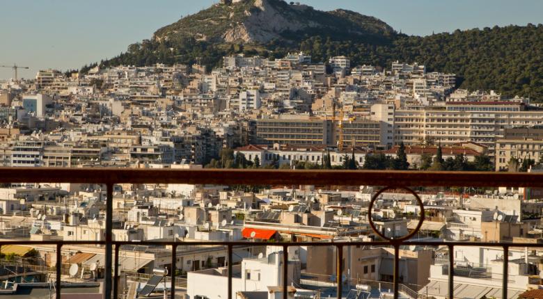 Σπίτια σε τιμή... σκούτερ: Με 5.000 γκαρσονιέρα στο Κολωνάκι, με 9.000 τριάρι στην Κολιάτσου - Media
