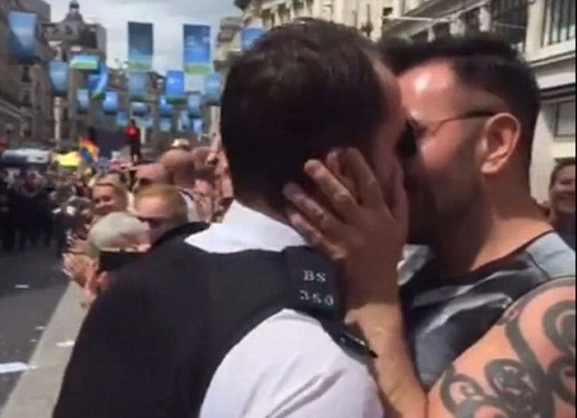 Viral το βίντεο της πρότασης γάμου αστυνομικού στο αγόρι του - Media