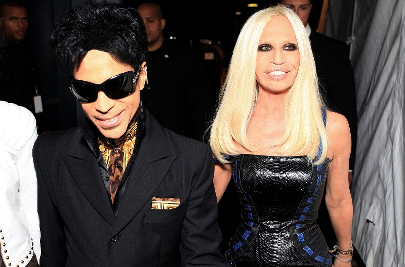 Η Donatella Versace έχει ακυκλοφόρητα τραγούδια του Prince (Video+Photos) - Media