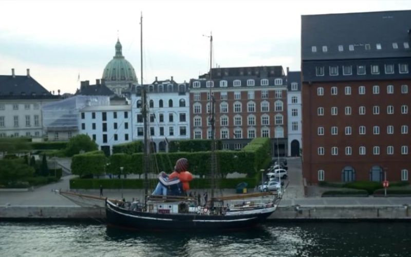 Ο «φουσκωτός» πρόσφυγας ύψους 7 μέτρων έφτασε στην Κοπεγχάγη (Videos) - Media