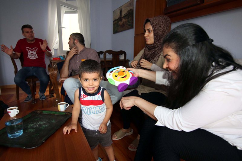 Την αγκαλιά τους σε 25 οικογένειες προσφύγων άνοιξαν οι Θεσσαλονικείς - Media