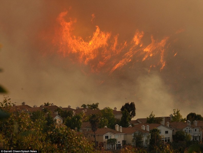 Μεγάλη πυρκαγιά στο Λος Άντζελες – Εκκενώθηκαν 2.700 σπίτια (Photos + Video) - Media