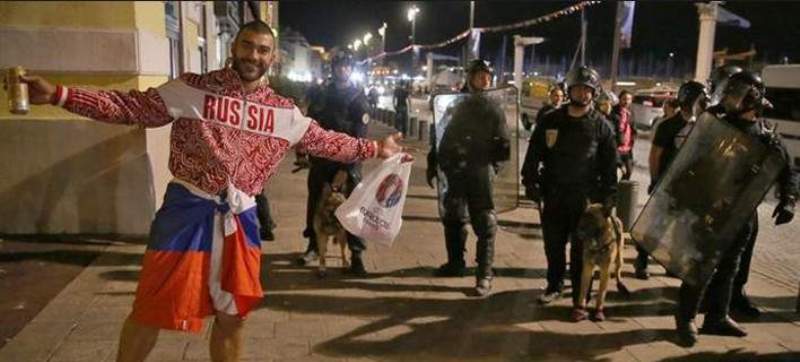 Το βίντεο της ντροπής από το Euro: Οπαδοί κλωτσούν γυναίκα - Media