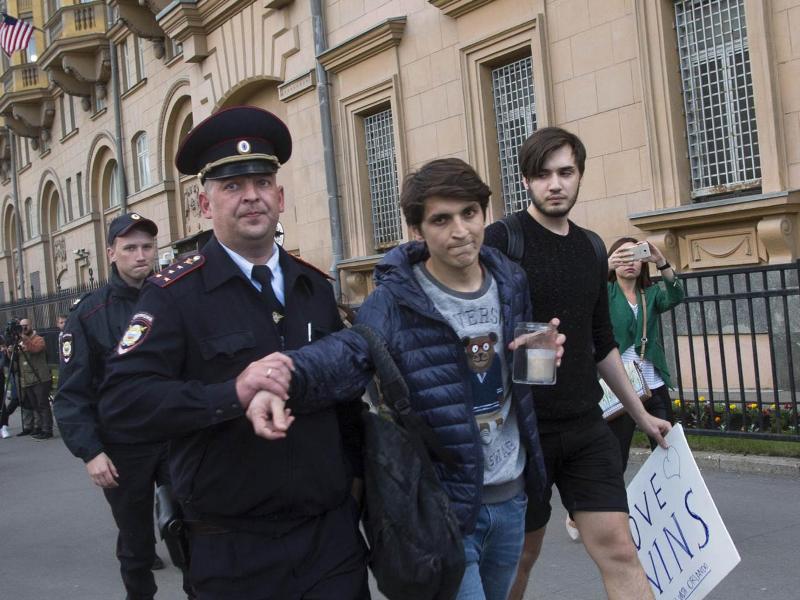 Ρώσοι ομοφυλόφιλοι συνελήφθησαν γιατί εξέφρασαν τη λύπη τους για τα θύματα του Ορλάντο (Video) - Media