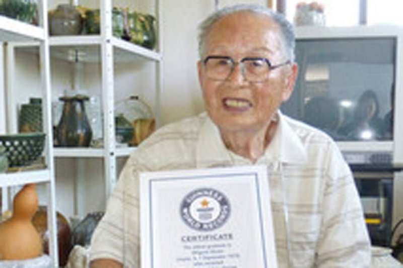 Ο γηραιότερος απόφοιτος πανεπιστημίου στον κόσμο σπάει το ρεκόρ Γκίνες - Media