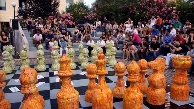 «Σκακιέρα του Κόσμου»: Το γιγάντιο σκάκι φτιαγμένο από σωσίβια προσφύγων (Photos) - Media