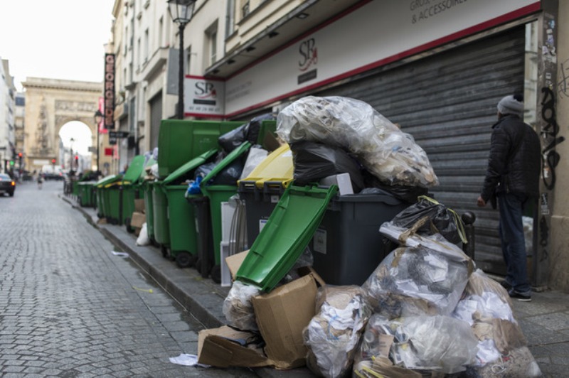 Γεμάτοι σκουπίδια οι δρόμοι του Παρισιού λίγες ώρες πριν το Euro 2016 (Photos) - Media