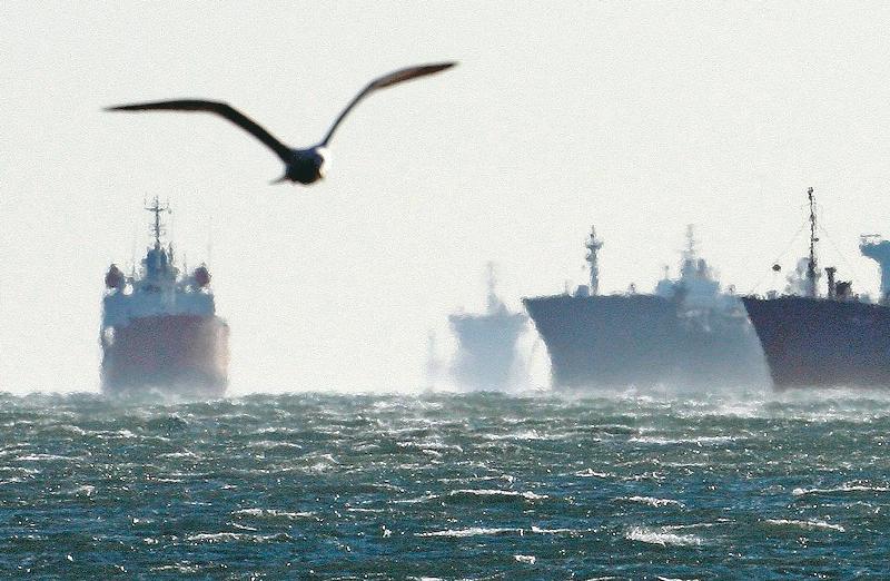«Οργώνοντας» ο στόλος το Αιγαίο παρακολουθεί τις κινήσεις του Oruc Reis (Photo) - Media