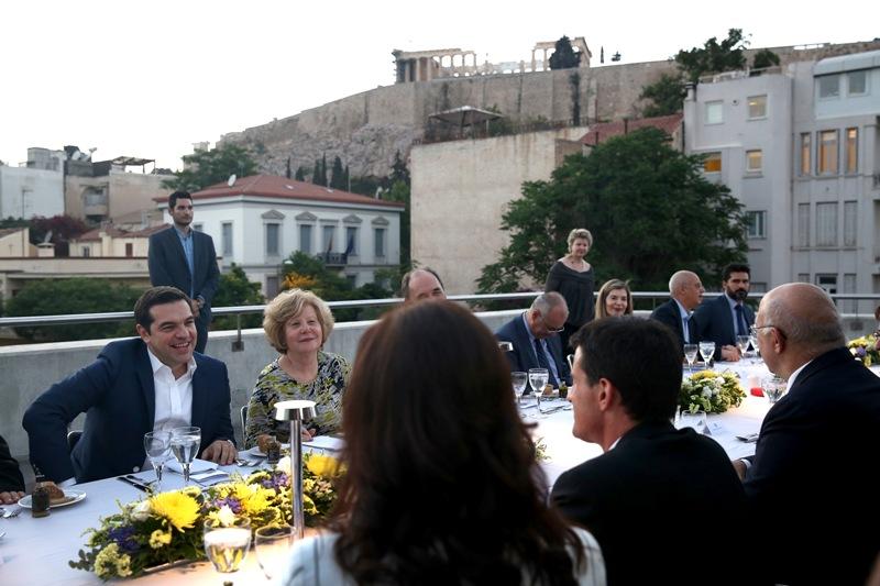 Το δείπνο Τσίπρα - Βαλς με φόντο την Ακρόπολη (Photos) - Media
