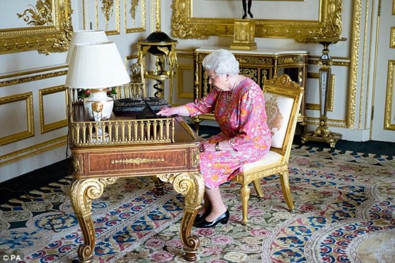 Το μήνυμα της Βασίλισσας Ελισάβετ για τα Χριστούγεννα: Το μοναδικό δώρο που θέλουν πολλοί άνθρωποι φέτος είναι μια αγκαλιά - Media