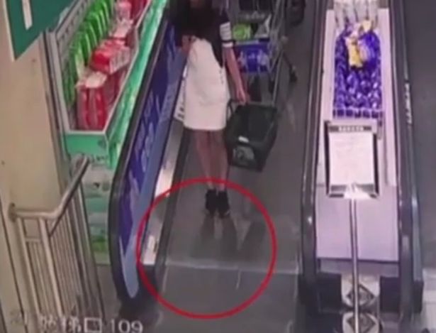 Γιατί ποτέ δεν πρέπει να ανεβαίνεις σε κυλιόμενες σκάλες με λυμένα κορδόνια (Video) - Media