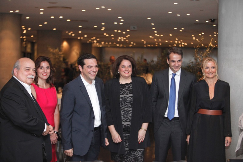 Πρώτη φορά σε κοινό δείπνο τα ζεύγη Τσίπρα - Μητσοτάκη, σε μια "ωραία ατμόσφαιρα" (Photos)  - Media