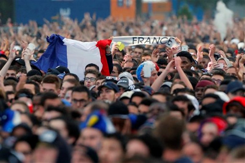 Οι οπαδοί της Γαλλίας πανηγυρίζουν ξέφρενα τα γκολ του Griezmann στον Πύργο του Eiffel (Videos)   - Media