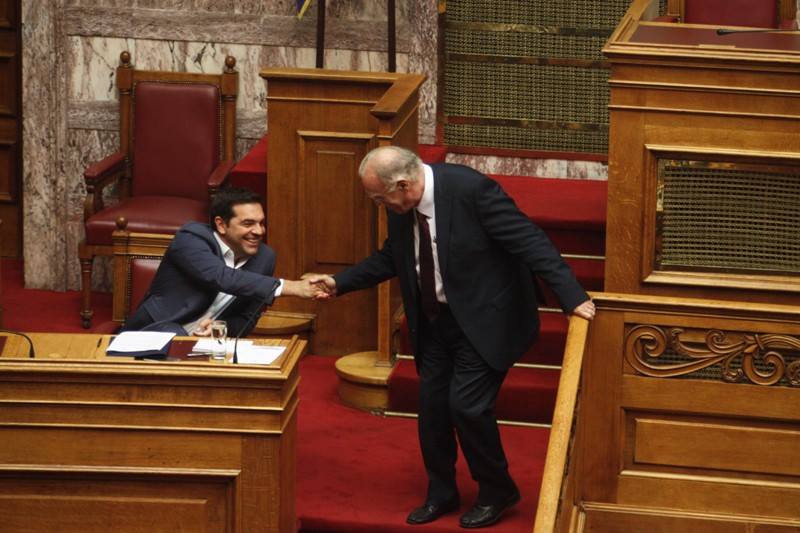 Η χειραψία του Λεβέντη με τον Τσίπρα και η υπόκλισή του σε βουλευτές της ΝΔ - Media