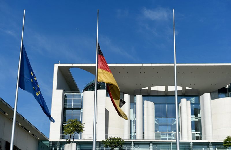 Μόναχο: Στο επίκεντρο των ερευνών τα κίνητρα του 18χρονου δράστη - Μεσίστιες οι σημαίες στη Γερμανία - Media