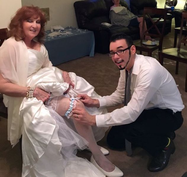 Ένα αταίριαστο ζευγάρι που απολαμβάνει ονειρεμένο σεξ: Εκείνη 71 ετών και εκείνος 17!!! - Media