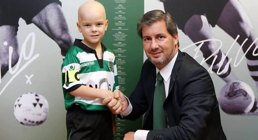 Έδειξαν τι πάει να πει ανθρωπιά! Η Σπόρτινγκ υπέγραψε συμβόλαιο σε 5χρονο αγόρι που μάχεται με τον καρκίνο - Media