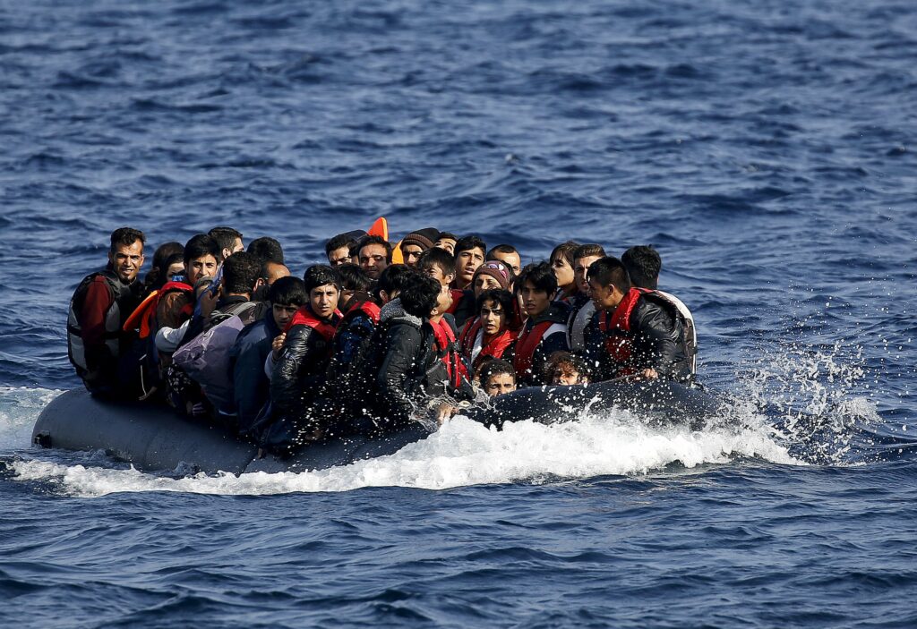 Σήμα κινδύνου στη Ρόδο για ακυβέρνητο σκάφος με πρόσφυγες - Media