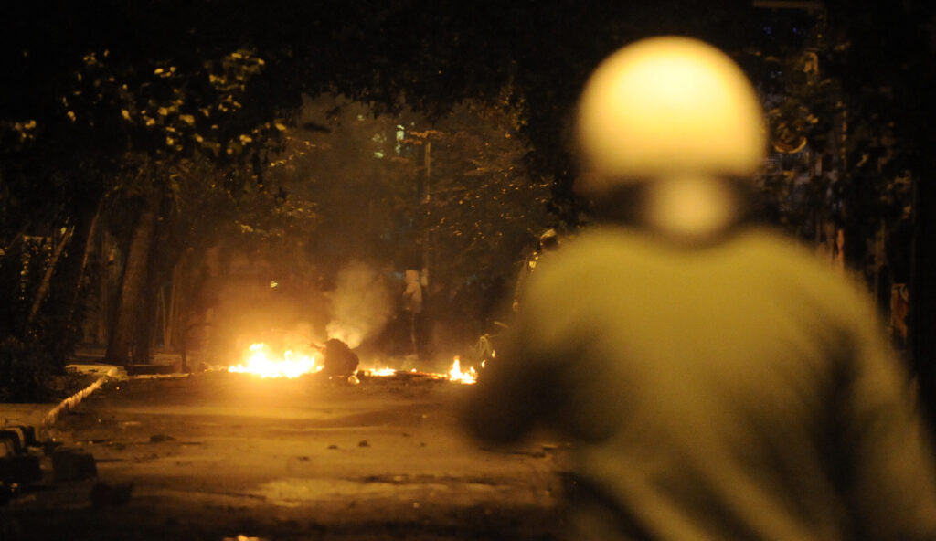 Επεισόδια με μολότοφ στο Πολυτεχνείο - Δύο συλλήψεις   - Media