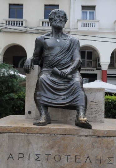 Δεν έχουν τον Θεό τους! Βανδάλισαν άγαλμα του Αριστοτέλη - Του έβαψαν τα νύχια κόκκινα (Photo) - Media