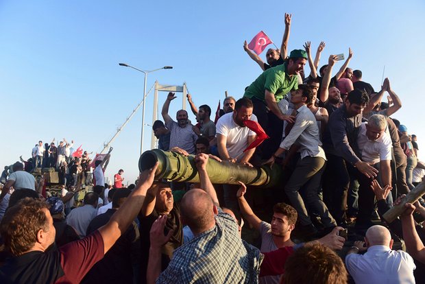 Τουρκία: Η κυβέρνηση καλεί τους πολίτες να παραμείνουν στους δρόμους - Κίνδυνος νέου πραξικοπήματος - Media