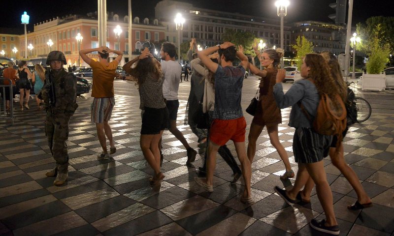 Συγκλονιστικές μαρτυρίες: «Το φορτηγό τους παρέσυρε όλους. Όλους!»-Τι λέει Έλληνας ιερέας που ζει στη Νίκαια (Video) - Media
