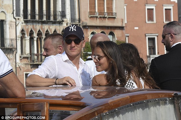 Ο Σβαϊνστάιγκερ και η Iβάνοβιτς παντρεύονται στην Βενετία (Photos)  - Media
