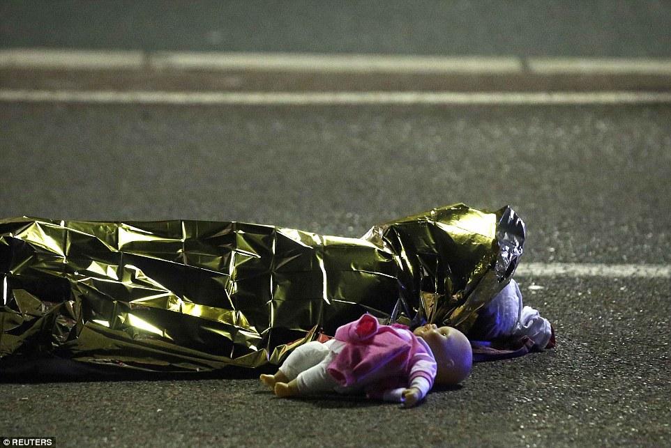 Τριήμερο πένθος στη Γαλλία - Τουλάχιστον 84 οι νεκροί στο μακελειό της Νίκαιας (Photos) - Media