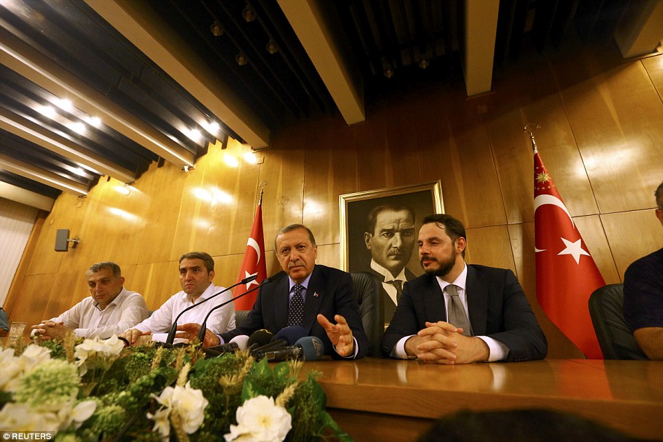 Ο Ερντογάν απέτρεψε το πέμπτο πραξικόπημα τα τελευταία 60 χρόνια (Video) - Media
