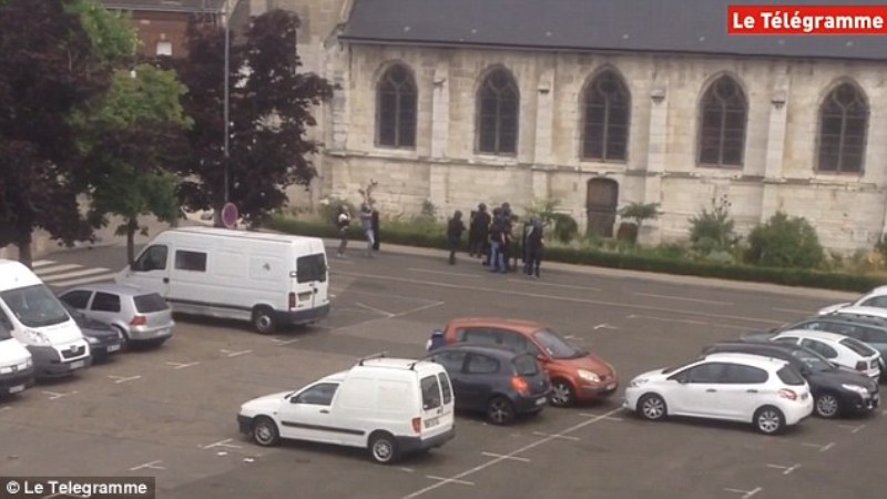 Η στιγμή της διάσωσης μοναχής από την εκκλησία στην Νορμανδία (Video)  - Media