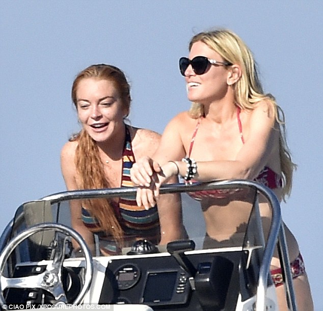 H Λίντσεϊ Λόχαν χαλαρώνει με ποτό και τσιγάρο - Είναι έγκυος λέει ο πατέρας της  - Media