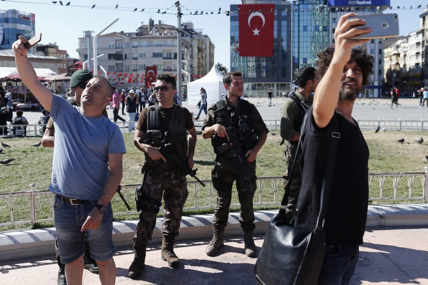 Τουρκία: Στρατός, selfies και τεράστιες αφίσες Ερντογάν - Η πρώτη μέρα έκτακτης ανάγκης μέσα από φωτογραφίες - Media
