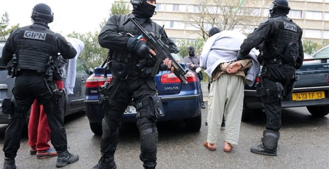 Στρατιώτες με... μαγιό φυλάνε τις παραλίες της Γαλλίας - «Baywatch Cops» υπό τον φόβο του ISIS (Photo) - Media