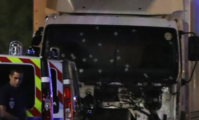 Οι πυροβολισμοί των Γάλλων αστυνομικών στο φορτηγό (Video) - Media