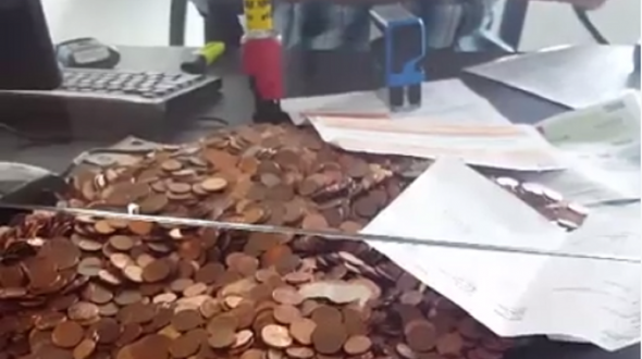 Πλήρωσε πρόστιμο 90 ευρώ με 5.100 κέρματα (Video) - Media