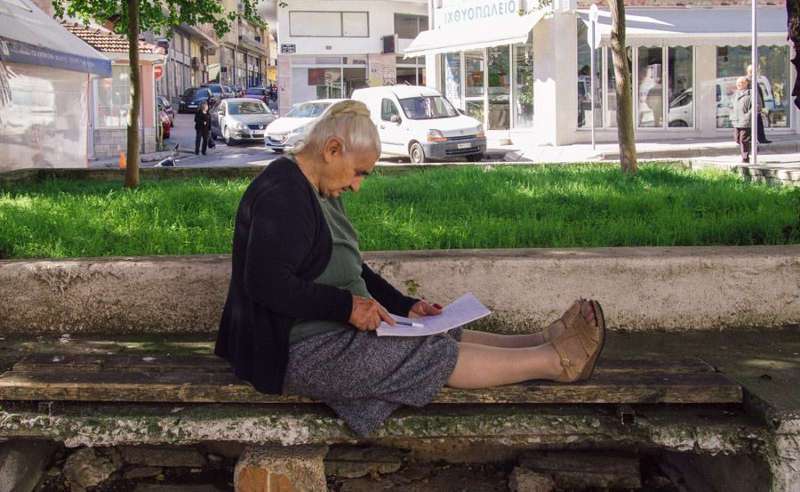 Γιαγιά 82 ετών πήρε απολυτήριο με άριστα - Media