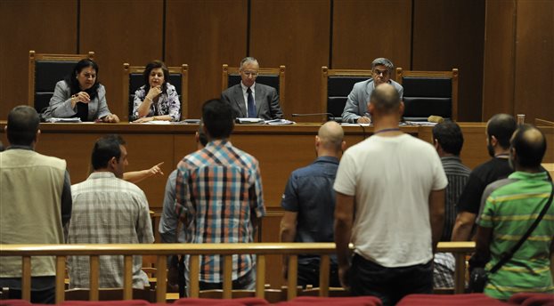 Προσπάθησε να μπει με σουγιά στη δίκη της Χρυσής Αυγής - Media