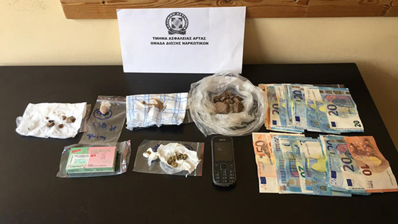 Άρτα: 86χρονη και ο γιος της συνελήφθησαν με ηρωίνη και χασίς - Είχαν και δενδρύλλιο τριών μέτρων στο αγρόκτημα! - Media