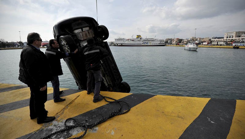 Πειραιάς: Νεκρός ανασύρθηκε ο οδηγός του οχήματος που έπεσε στο λιμάνι  - Media