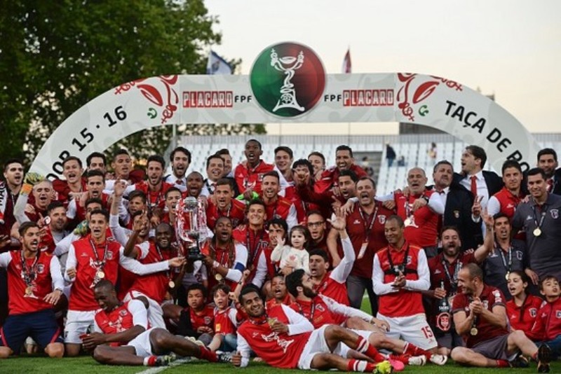 Η ποδοσφαιρική ομάδα Μπράγκα στο πλευρό των προσφύγων που βρίσκονται στη Θεσσαλονίκη  - Media