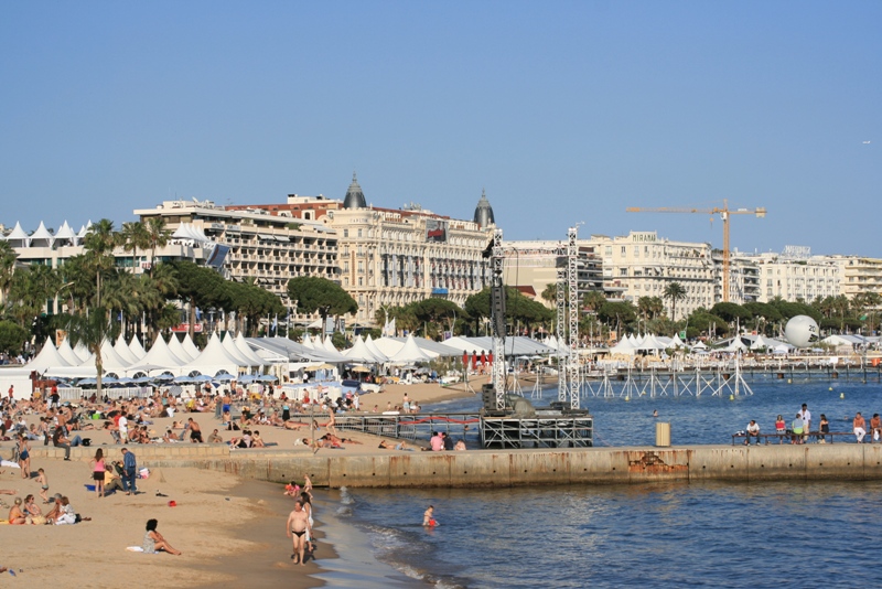 Τέλος οι μεγάλες τσάντες παραλίας στις Κάννες, λόγω… τρομοκρατίας - Media