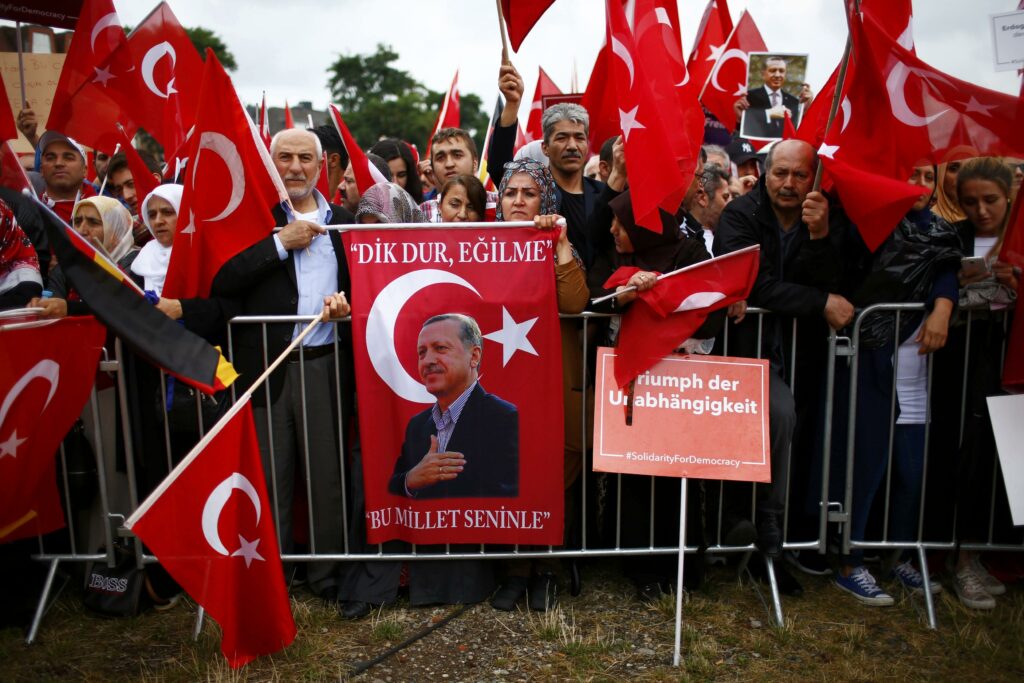 Μεγάλη η συγκέντρωση των οπαδών του Ερντογάν στην Γερμανία (Photos) - Media