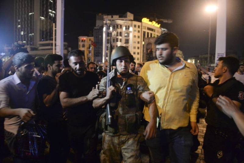 «Στην Κωνσταντινούπολη αντιστέκονται ομάδες στασιαστών» - Media