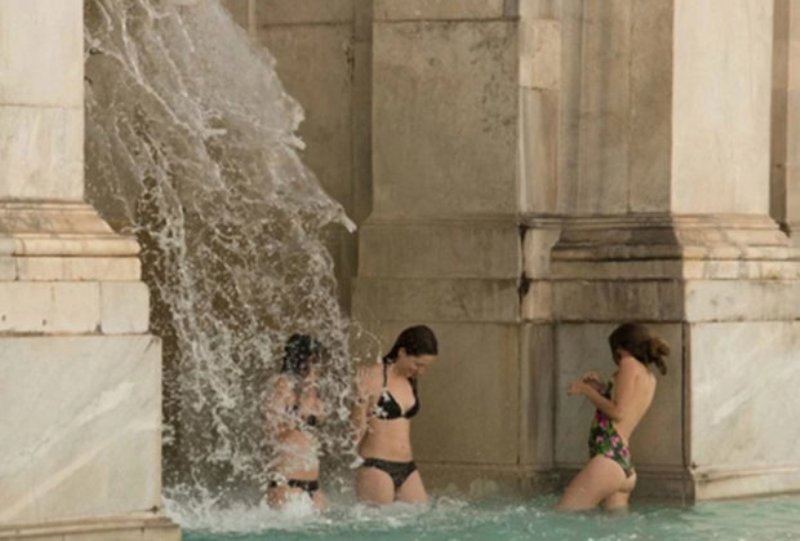 Έξαλλοι στη Ρώμη με τουρίστριες: Έκαναν μπάνιο με τα μαγιό τους σε ιστορικό συντριβάνι (Photos)  - Media