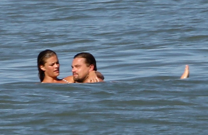 Παιχνίδια στη θάλασσα για Λεονάρντο και Νίνα (Photos) - Media