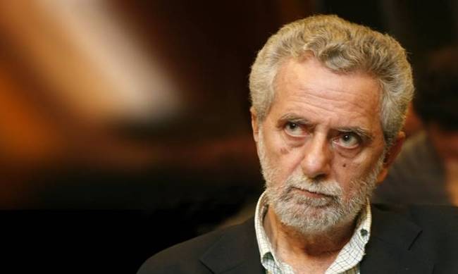 Ο Δρίτσας αποχαιρετά τους πρόσφυγες που έφυγαν από τον Πειραιά με… Νατάσα Θεοδωρίδου! - Media