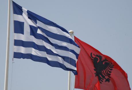 Επιθέσεις Αλβανών εθνικιστών σε χωριά της ομογένειας: Υποστέλλουν τις ελληνικές σημαίες, κλέβουν και καταστρέφουν πινακίδες - Media