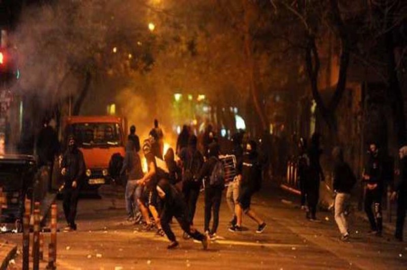Επεισόδια τη νύχτα γύρω από το Πολυτεχνείο-Πεδίο μάχης η Πατησίων - Media